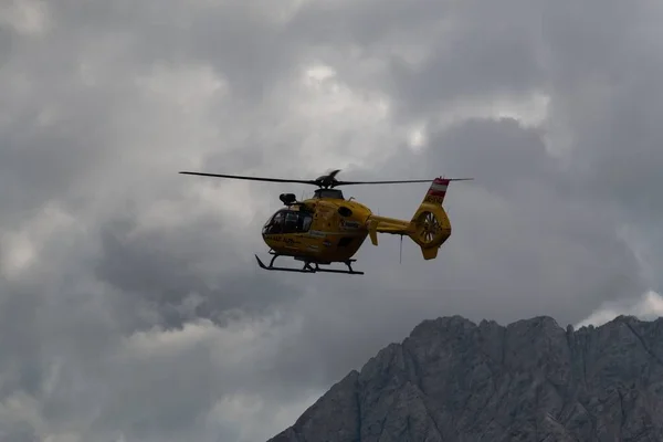악천후에 알프스 상공을 비행하던 헬기의 이탈리아 — 스톡 사진