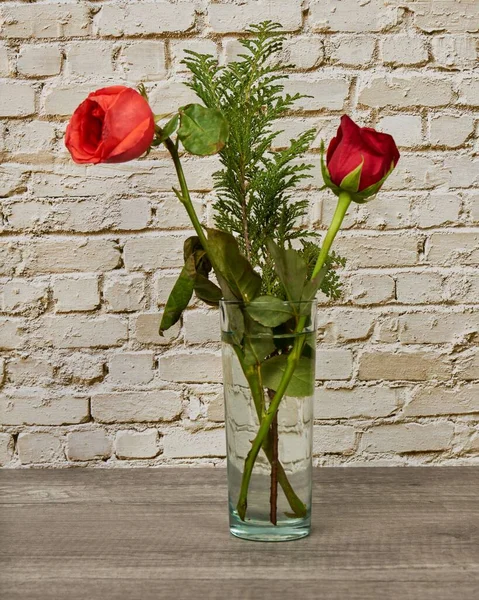 Rose Rosse Bicchiere Acqua Tavolo Decorazione — Foto Stock