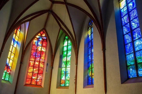 Roomalaiskatolinen Kirkko Cochemissa Moselpromenadissa Saksassa — kuvapankkivalokuva