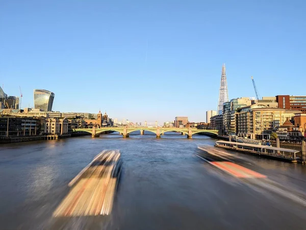 Ein Malerischer Blick Auf Die London Millennium Bridge Bei Sonnenuntergang — Stockfoto