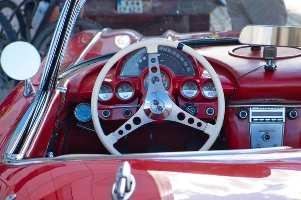 红色的雪佛兰雪佛兰雪佛兰雪佛兰经典的C1从六十年代开始在科隆展示 从后面的驾驶舱近距离观看 — 图库照片