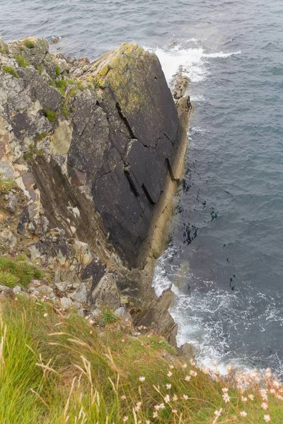 Pionowe Ujęcie Wysokiego Klifu Pobliżu Brzegu Morskiego Irlandii Zjednoczone Królestwo — Zdjęcie stockowe