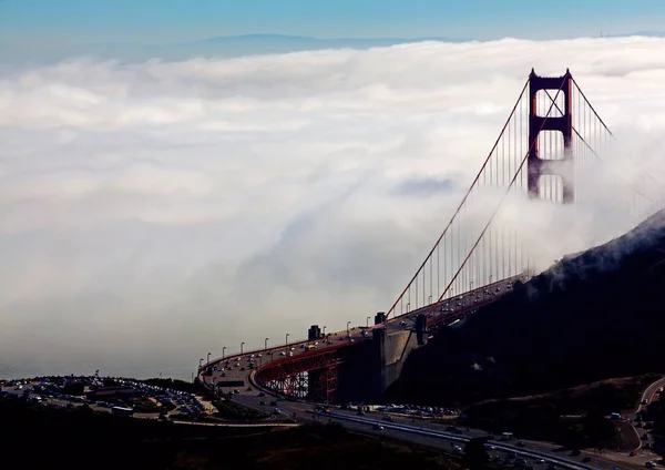Uma Vista Aérea Nuvens Enevoadas Torno Histórica Golden Gate Bridge — Fotografia de Stock