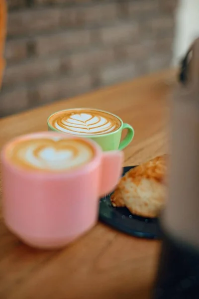 Vertikal Bild Koppar Latte Kaffe Med Ett Lövmönster Ett Träbord — Stockfoto