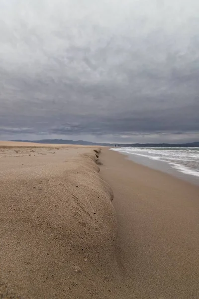 Ein Sandstrand Mit Meereswellen Einem Bewölkten Tag Badia Del Fangar — Stockfoto