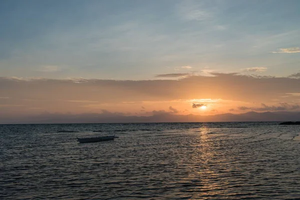 Vacker Utsikt Över Träbåt Flyter Den Lugna Kusten Romblon Filippinerna — Stockfoto