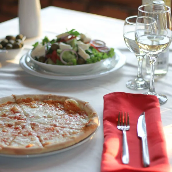Jídelní Stůl Talířem Salátu Pizzy Červeného Vína — Stock fotografie