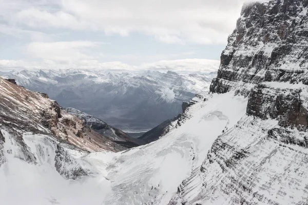 Μια Όμορφη Θέα Χιονισμένα Βουνά Του Καναδά Κοντά Banff National — Φωτογραφία Αρχείου