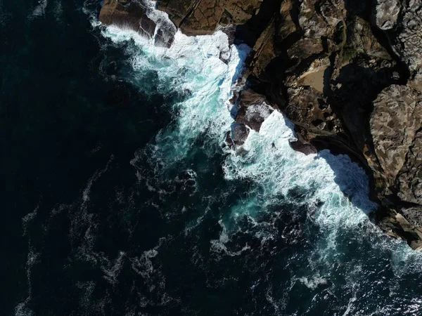 Kayalık Bir Sahilin Minimalist Hava Görüntüsü — Stok fotoğraf
