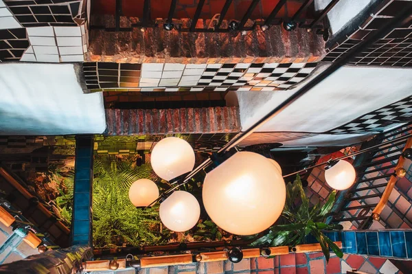 Interior Casa Hundertwasser Viena Austria Con Lámparas Redondas Paredes Cuadros — Foto de Stock