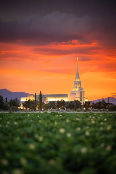 Pionowe Ujęcie Poziomu Ziemi Pięknej Gila Valley Arizona Temple Podczas — Zdjęcie stockowe