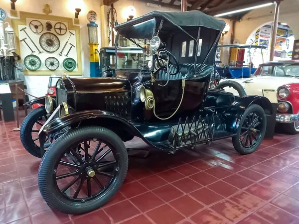 Old Black 1917 Ford Model Torpedo Runabout Roadster Carro Médico — Fotografia de Stock