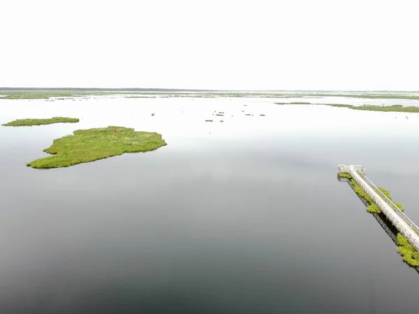 穏やかな湖の上に緑のある島々の空中風景 — ストック写真
