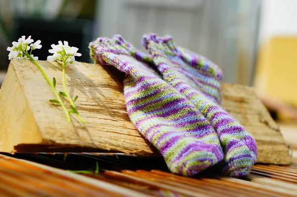 Closeup Shot Pair Knitted Socks Flowers Wooden Piece — Stock Photo, Image