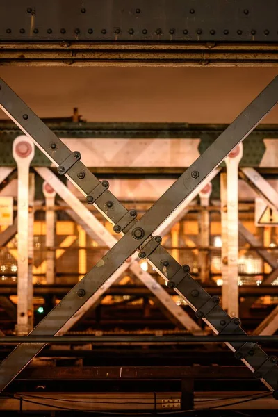 Een Metalen Structuur Met Geel Licht — Stockfoto