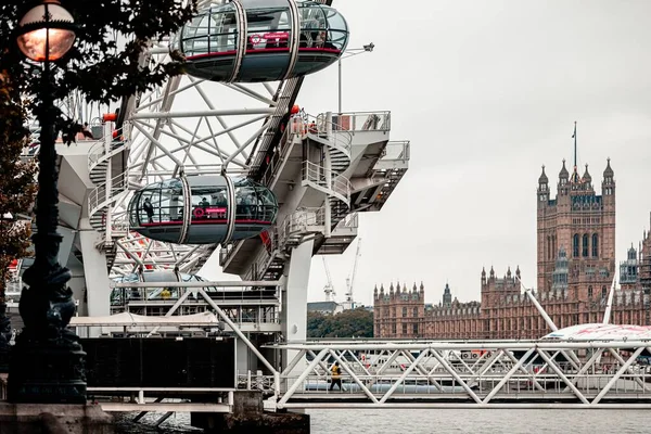 Londyńskie Oko Lub Koło Milenijne Przeciwko Pałacowi Westminsterskiemu Zjednoczone Królestwo — Zdjęcie stockowe