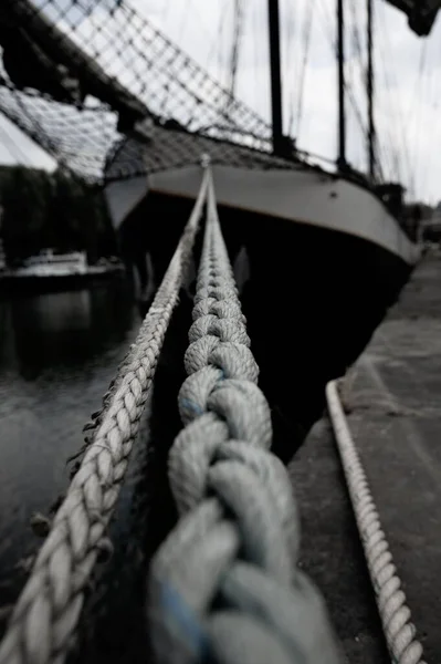 Een Dik Touw Met Een Schip Aan Kust Grijswaarden Verticaal — Stockfoto