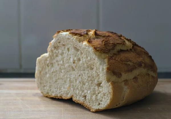 Tahtadaki Ekmek Somununa Yakın Çekim — Stok fotoğraf