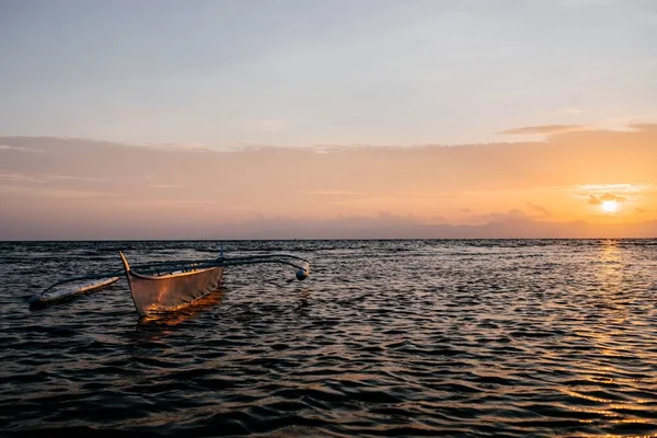 Gün Batımında Filipinler Romblon Sakin Sahillerinde Yüzen Ahşap Bir Teknenin — Stok fotoğraf