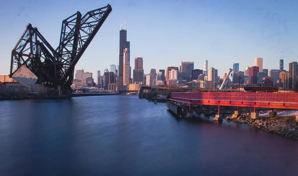 Vista Del Puente Línea Aérea Charles Contra Paisaje Urbano Chicago —  Fotos de Stock