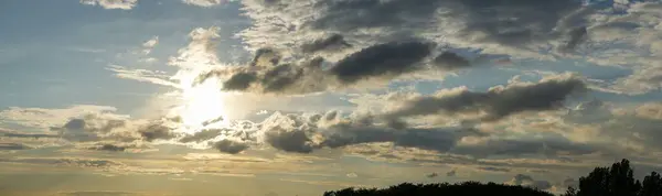 Hermoso Paisaje Nublado Cielo Azul —  Fotos de Stock