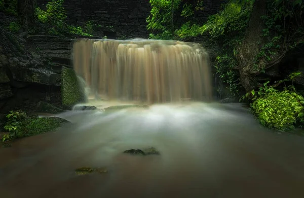 Malý Vodopád Dlouhou Expozicí Cherokee Parku Louisville Kentucky — Stock fotografie