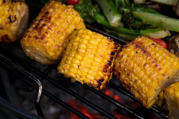 Primo Piano Mais Arrosto Accanto Alle Verdure — Foto Stock