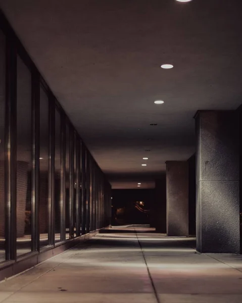 Eine Vertikale Aufnahme Eines Leeren Flurs Eines Gebäudes Der Nacht — Stockfoto