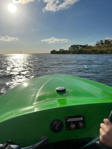 Eine Seelandschaft Von Einem Grünen Speedboot Einem Sonnigen Tag — Stockfoto
