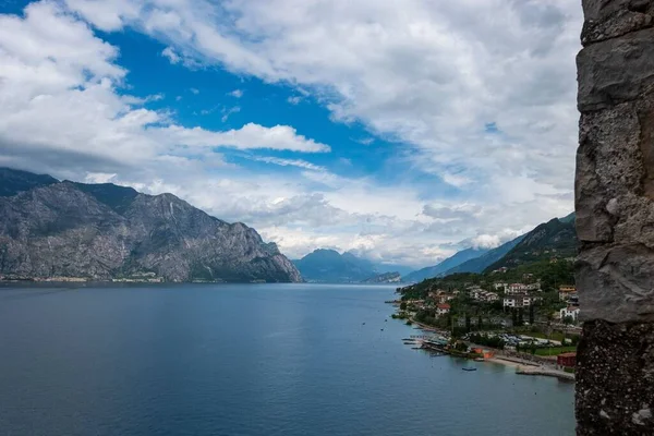 Μια Όμορφη Θέα Της Λίμνης Garda Περιβάλλεται Από Βουνά Malcesine — Φωτογραφία Αρχείου