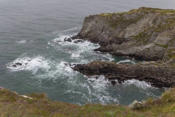 Una Bella Grande Roccia Sulla Costa Vicino Mare Irlanda Regno — Foto Stock