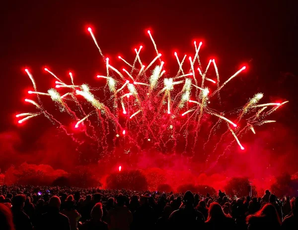 Crowd Watching Fireworks Explode Smoky Red Sky Guy Fawkes Night — Stock Photo, Image