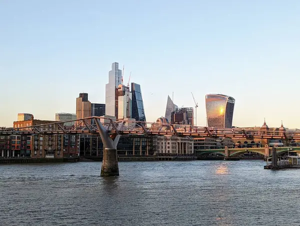 Ein Malerischer Blick Auf Die London Millenium Bridge Bei Sonnenuntergang — Stockfoto