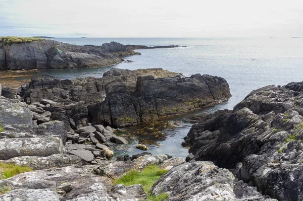 Naturskön Utsikt Över Stora Klippor Vid Kusten Nära Ett Hav — Stockfoto