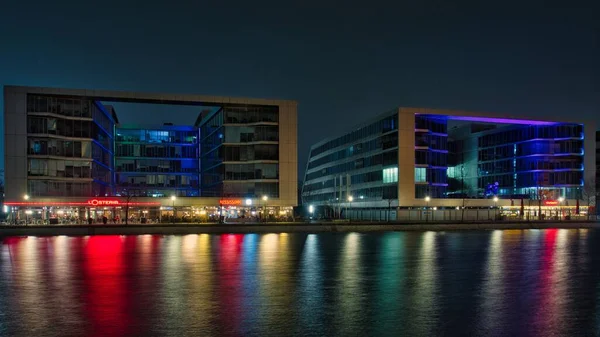 德国杜伊斯堡内港区现代建筑夜间彩灯与反光 — 图库照片