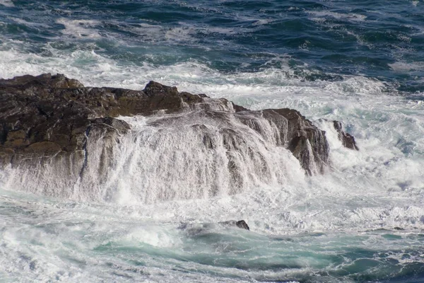 Primer Plano Fuertes Olas Marinas Bañándose Sobre Una Gran Roca —  Fotos de Stock