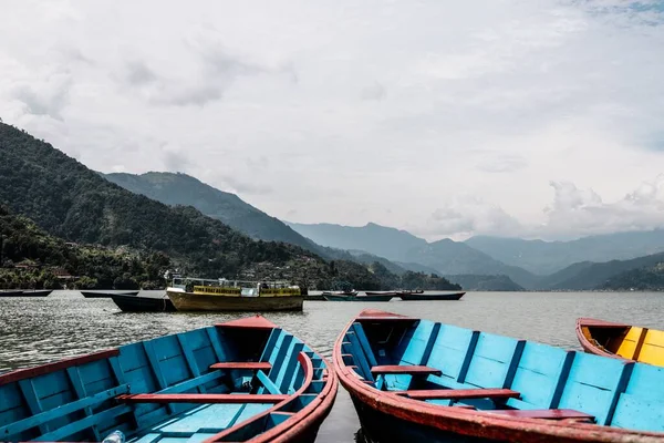 Красочные Пришвартованные Лодки Против Зеленых Гор Голубого Неба Pokhara Непал — стоковое фото