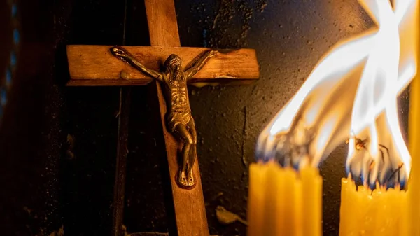 Ytlig Fokusbild Jesus Staty Trä Kors Med Brinnande Ljus Förgrunden — Stockfoto