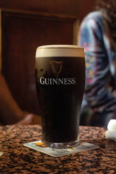 Μια Κάθετη Λήψη Ενός Ποτηριού Ξηροστομίας Guinness Ένα Μαρμάρινο Τραπέζι — Φωτογραφία Αρχείου