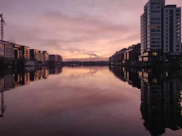 Budynki Odbijające Się Kanale Zachodzie Słońca Dymem Przemysłowym Oddali Dublinie — Zdjęcie stockowe