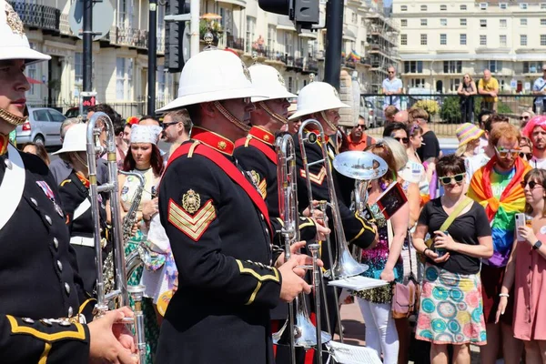 Una Banda Brighton Pride Parade Mientras Gente Camina Por Las —  Fotos de Stock