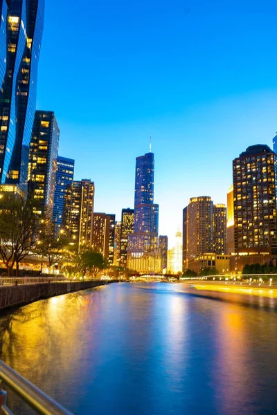 Akşamları Nehir Kıyısındaki Aydınlatılmış Binaların Dikey Görüntüsü Chicago Amerika Birleşik — Stok fotoğraf