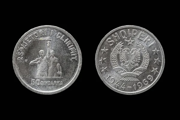 アルバニア人のキンダルカのクローズアップショットは 黒い表面の両方と逆側からコインを引く — ストック写真