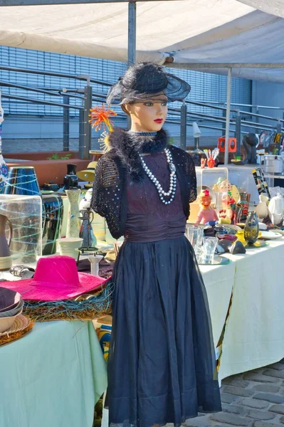 在古董店里穿着五六十年代服装头戴帽子的女模特 — 图库照片