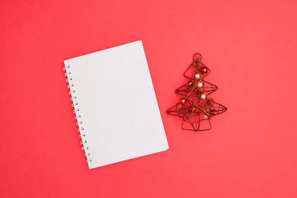 Červený Vánoční Stromek Papírem Kopírovací Prostor Pastelově Růžovém Pozadí — Stock fotografie