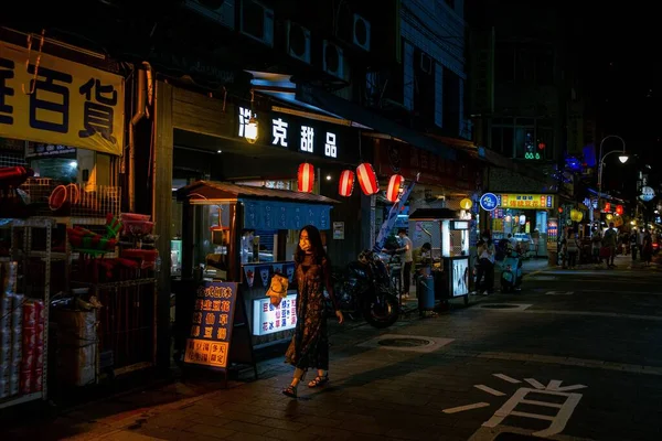 Tayvan Taipei Şehrinde Gece Sokakta Yürüyen Bir Kadının Görüntüsü — Stok fotoğraf