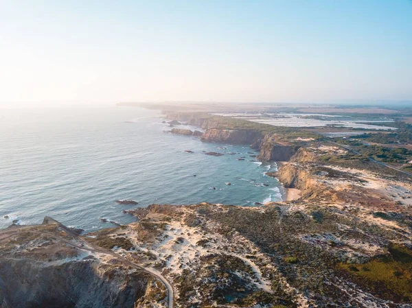 ポルトガルの紺碧の海に囲まれた美しい緑の崖を持つザンブジラ マルのドローンビュー — ストック写真
