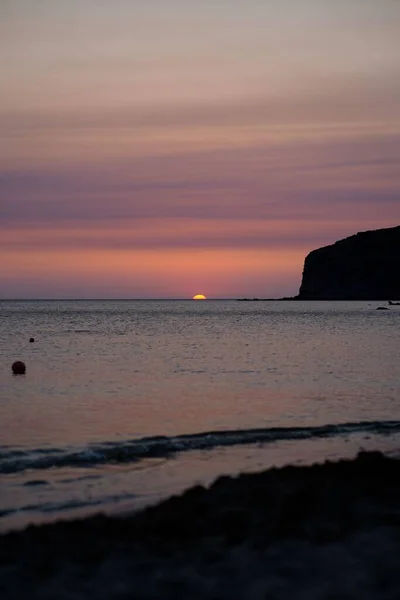 Kaunis Näkymä Auringonlaskuun Värikkäässä Pilvisessä Taivaassa Meren Rannalta — kuvapankkivalokuva