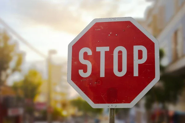 Egy Stop Tábla Közelsége Városban Naplementekor — Stock Fotó
