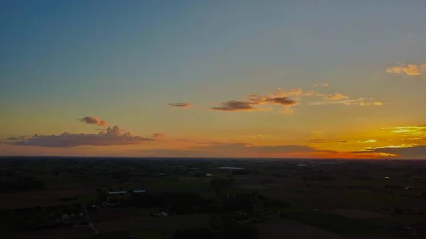 Een Luchtfoto Van Groen Gecultiveerd Landschap Gouden Uur — Stockfoto